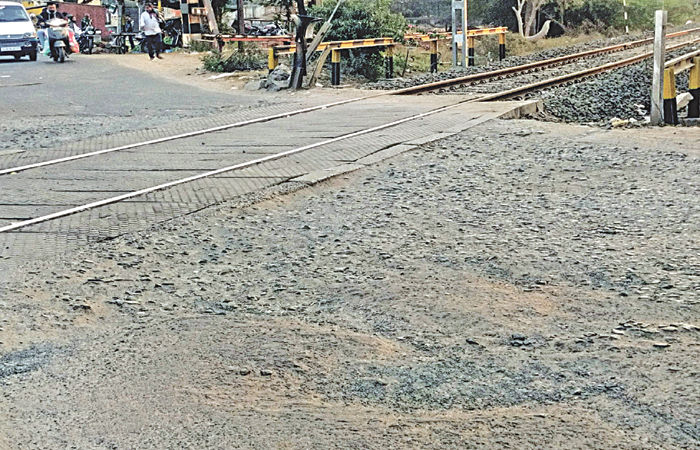 બિલોદરા અને કઠલાલ રેલવે ફાટક પર રબરની સીટો બેસી જતા મુશ્કેલી