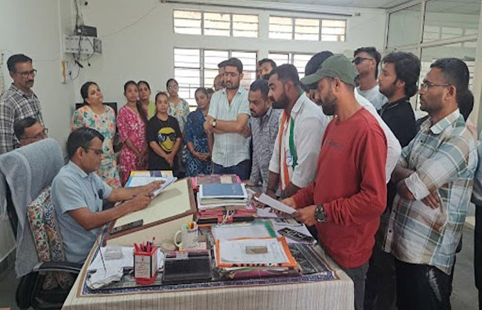 જામનગરમાં લીમડાલેનમાં આવેલી એસવીએમ શાળાની ફી વધારાના મુદ્દે એનએસયુઆઈની જિલ્લા શિક્ષણ અધિકારીને રજૂઆત