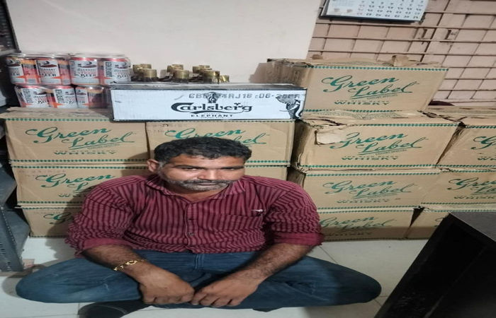 4.89 લાખનો દારૂ ભરેલી કાર સાથે ડ્રાઈવર ઝડપાયો
