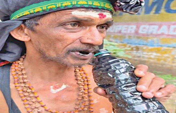 ઓઈલ ગટગટાવી જીવતો ઓઈલ મેન