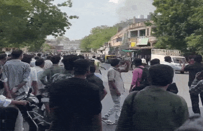 VIDEO| અમદાવાદ: ગીતામંદિર પાસે ગેસ એજન્સીમાં સિલિન્ડર બ્લાસ્ટ, 3 લોકો દાઝ્યા, ફાયર બ્રિગેડે 70 જેટલા બાટલા બહાર કાઢ્યા