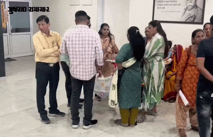 VIDEO | રાજનીતિના મેદાનમાં 'માતૃત્વ'ના દર્શન, વડોદરામાં 5 મહિનાની દીકરી અને ઘોડિયા સાથે સેન્સ આપવા પહોંચ્યા મહિલા દાવેદાર!
