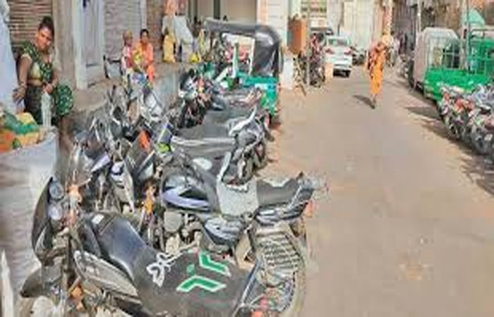 ડાકોરમાં ખાનગી પાર્કિંગ માલિકો દ્વારા શ્રદ્ધાળુઓ પાસેથી ઉઘાડી લૂંટ