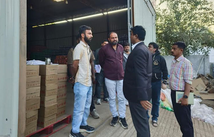 વાડે ચિભડા ગળ્યા: સુરેન્દ્રનગરના ચોટીલામાં વનકર્મીએ સરકારી જમીન પર બનાવી દીધુ ગોડાઉન, તંત્રએ સીલ મારી ગુનો નોંધ્યો