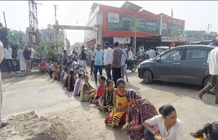 હળવદની હરીનગર ગોલ્ડ સોસાયટીની મહિલાઓ રસ્તા પર ઉતરી, ચક્કાજામ કર્યો