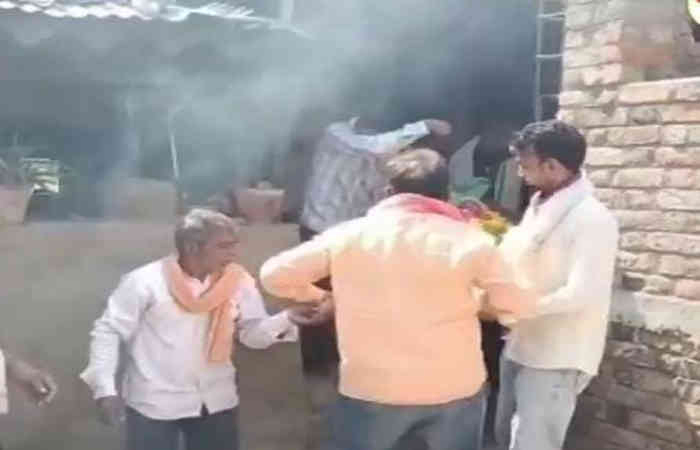 વડોદરા: વિરોદ ગામે ગેરકાયદે બાંધકામનો વિવાદ: નનામી બહાર કાઢવાની પણ મુશ્કેલી