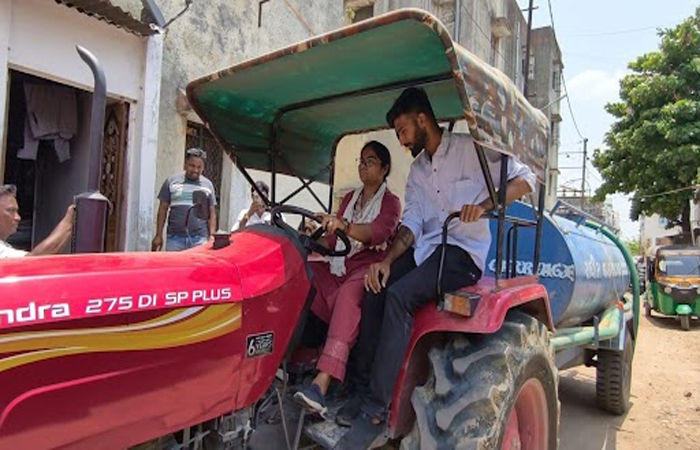 આજવા સરોવરની સપાટી 206 ફૂટ પર પહોંચતા પૂર્વ વિસ્તારમાં પાણીનો કકળાટ : કોંગ્રેસ કોર્પોરેટર પાણીનું ટેન્કર લઈને પહોંચ્યા