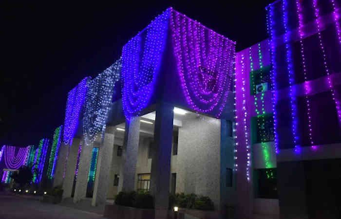જામનગરમાં પ્રજાસત્તાક પર્વની ઉજવણીના ભાગરૂપે શહેરની સરકારી ઈમારતોને ઝળહળતી રોશનીથી શણગારાઈ