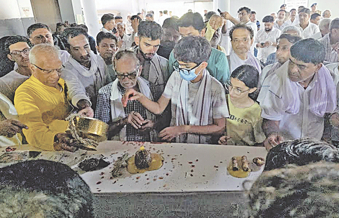 'સાથે જીવવા મરવાના' કોલ આપનાર બ્રહ્મભટ્ટ દંપતિની એક સાથે અંતિમયાત્રા