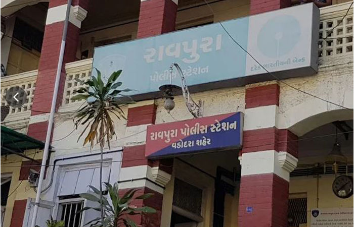 લેટ આવવા બાબતે ટોકતા બે કર્મચારીઓએ વેપારીને માર મારી લોહીલુહાણ કરી નાખ્યો