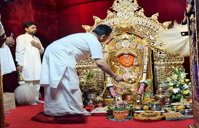 વડોદરામાં હનુમાન જયંતિ પ્રસંગે શનિદેવ અને દાદાના મંદિરોમાં ભક્તજનોનું ઘોડાપૂર