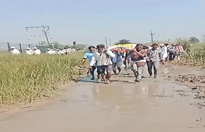 બાબાજીપરામાં વણકર સમાજના મોક્ષધામ જવાનો રસ્તો બિસ્માર બનતા હાલાકી