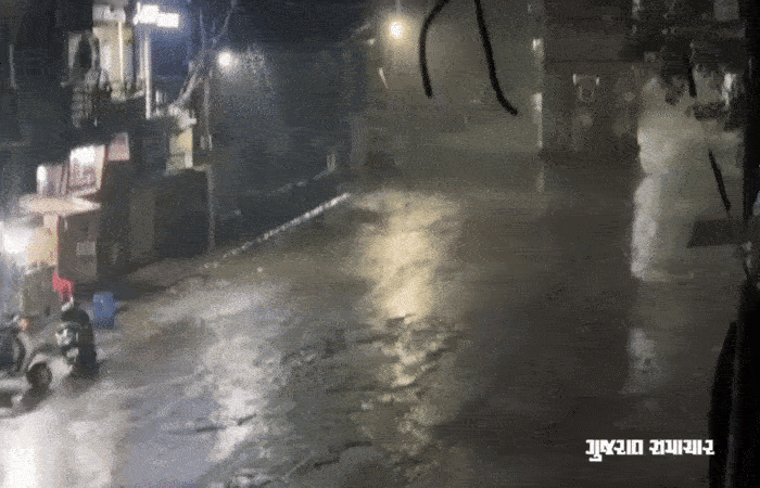 VIDEO: અમરેલીના સાવરકુંડલા, રાજુલા સહિત ગ્રામ્ય વિસ્તારોમાં ગાજવીજ સાથે ધોધમાર વરસાદ