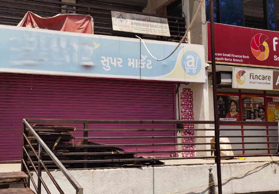 દેવગઢ બારીઆમાં જાહેરનામાંના ભંગ બદલ મોલને સીલ કરાયો