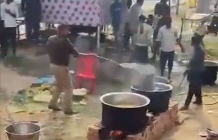 VIDEO: મહાકુંભની શ્રદ્ધાળુઓ માટે બની રહેલા ભોજનમાં પોલીસ કર્મીએ નાખી રાખ
