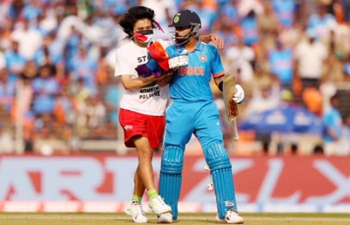 VIDEO : રેલિંગ પર ચડ્યો... પછી કૂદ્યો, સુરક્ષા કર્મીઓની વચ્ચેથી વિરાટ કોહલી પાસે પહોંચ્યો પેલેસ્ટાઈન સમર્થક