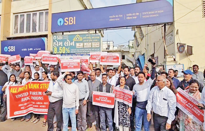 ખેડા જિલ્લામાં બેન્ક કર્મચારીઓની હડતાલ : નાણાંકીય વ્યવહારો ઠપ થતા ખાતેદારો હેરાન