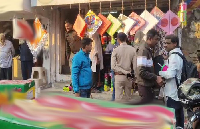 સુરેન્દ્રનગરમાં પોલીસે પતંગ-દોરીના ૨૦થી વધુ સ્ટોલમાં ચેકિંગ હાથ ધર્યું