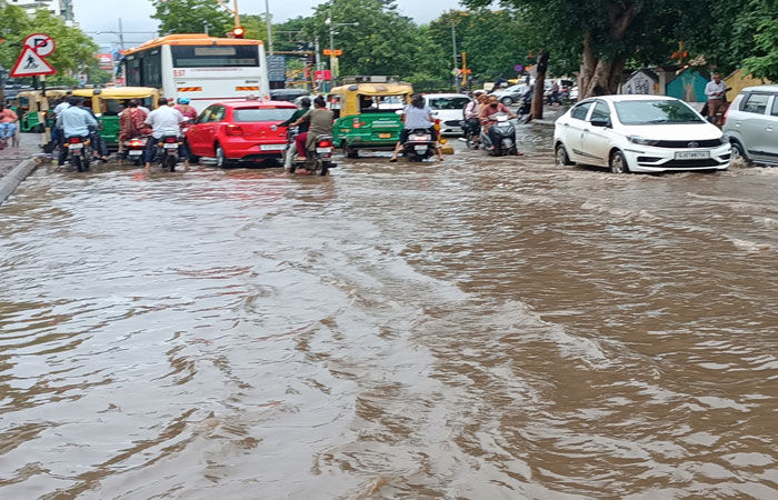 રાજકોટમાં બપોર સુધી 4 કલાકમાં ધોધમાર 4 ઈંચ વરસાદ : બાદ તડકો નીકળ્યો!