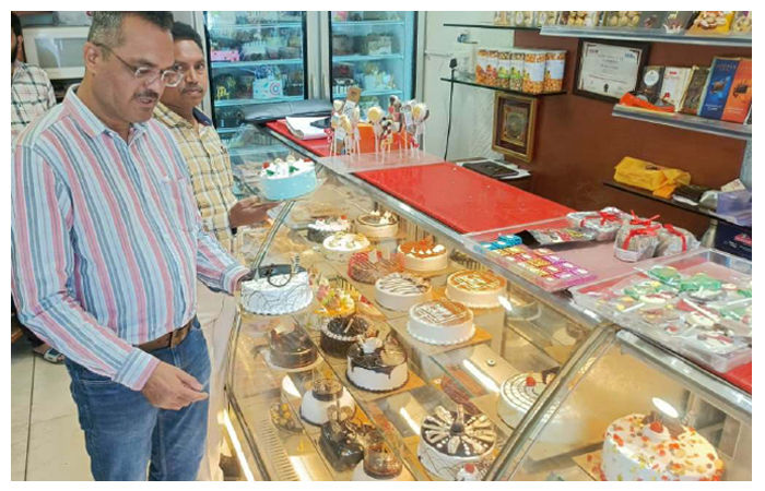 ભારત બેકરી અને રામેશ્વર બેકર્સમાંથી કેક અને કુકીઝનાં ચાર સેમ્પલ લેવાયાં