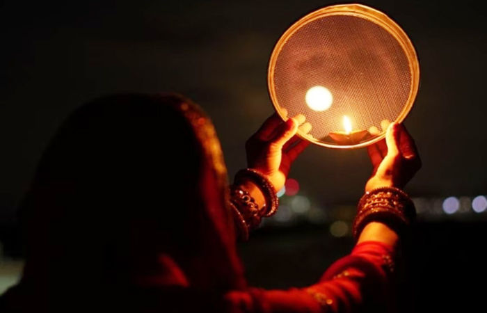 200 વર્ષ બાદ કરવા ચૌથ પર બનશે દુર્લભ સંયોગ, જાણો ચંદ્રને અર્ધ્ય દેવાનું મુહૂર્ત