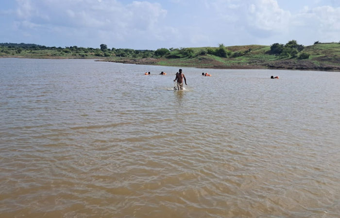 ધારી તાલુકાના ભરડ ગામે ચેકડેમમાં બે સગા ભાઇઓ પાણીમાં ડૂબ્યા, એકનું મોત, એકનો આબાદ બચાવ