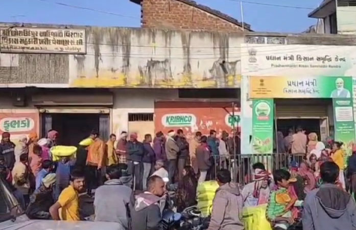 VIDEO: છોટાઉદેપુરમાં વાવણી ટાણે ખાતરના ધાંધિયા, ડેપો પર ખેડૂતો લાંબી લાઇનોમાં ઊભા રહેવા મજબૂર