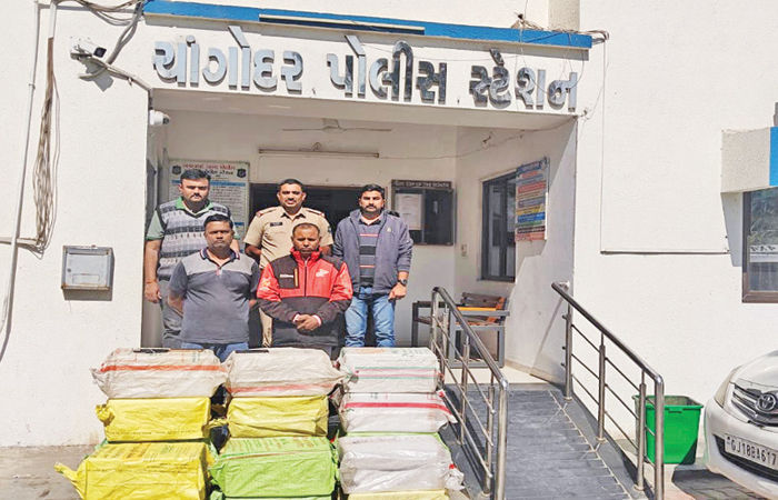 નશાકારક કફ સીરપની 2520 બોટલ સાથે અમદાવાદના 2 શખ્સ ઝડપાયા