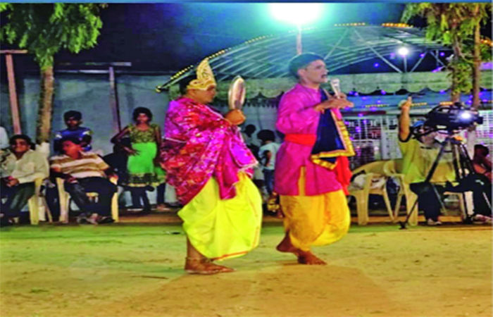 ચાચર જહાં જાતર ભલી, જ્યોત તણી ઝગમગ ઘણાં ગુણીજન રમી ગયા તેના પગની રજ