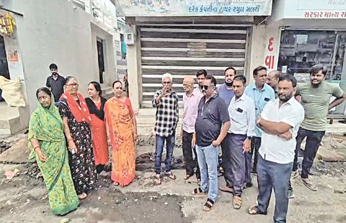 વોરાના ડેલા પાસે ગટરની આડેધડ કામગીરીથી નાગરિકોને હાલાકી