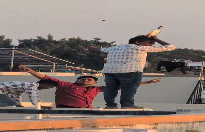 ઉત્તરાયણની ઉજવણી : નડિયાદમાં યુવકે દારૂની બોટલ સાથે ધાબા પર ડાન્સ કર્યો