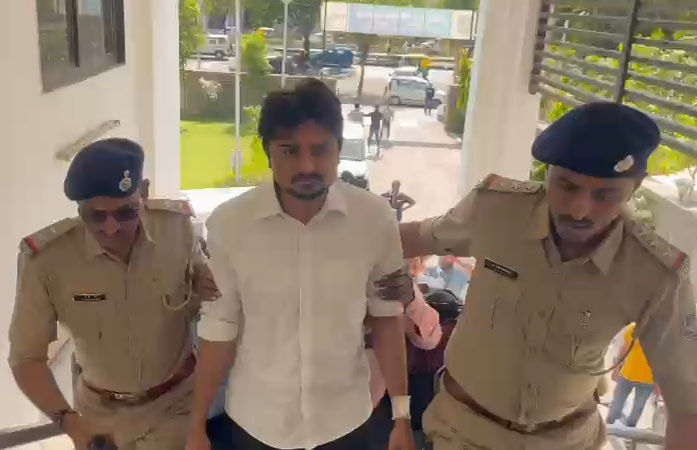 અમદાવાદમાં બે માસૂમના મોતનો મામલો: પિતાની દોઢ કલાક સુધી અધિકારીઓએ કરી પૂછપરછ, માતાનું નિવેદન લેવાયું