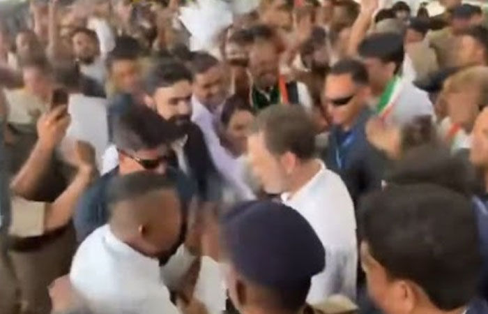 વડોદરા આવેલા કોંગ્રેસ દિગ્ગજ નેતા રાહુલ ગાંધીનું એરપોર્ટ પર કાર્યકરો દ્વારા સ્વાગત