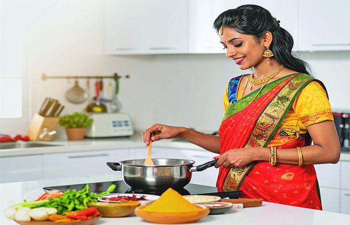 કિચનમાં કરિશ્મા                                             .