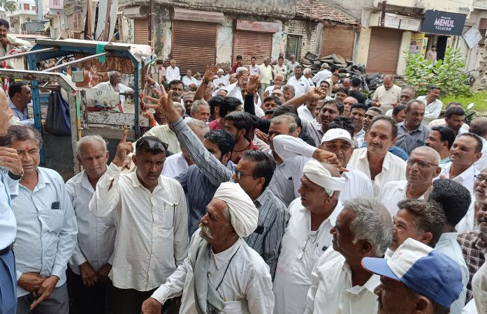 સાવરકુંડલામાં યુરિયા ખાતર મુદ્દે 70 ગામના ખેડૂતોનો ઉગ્ર દેખાવ, ડેપ્યુટી કલેક્ટરને આવેદનપત્ર અપાયું