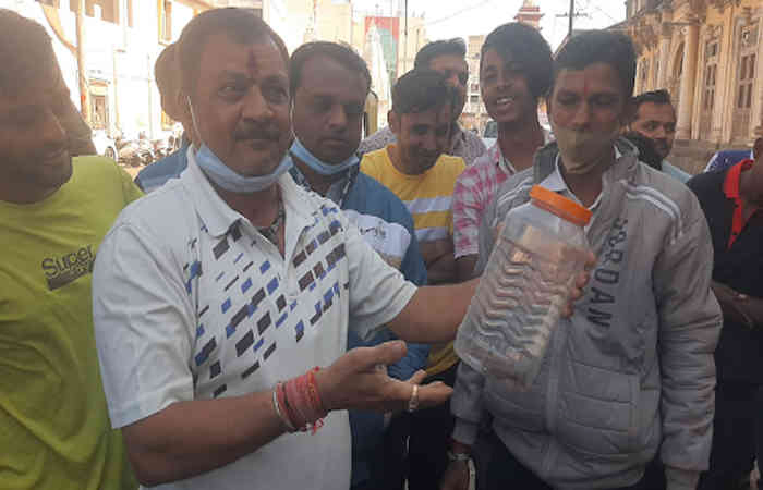 જામનગરમાં પંચેશ્વર ટાવર વિસ્તારમાં બાઈકની અંદરથી સર્પનું બચ્ચું નીકળ્યું