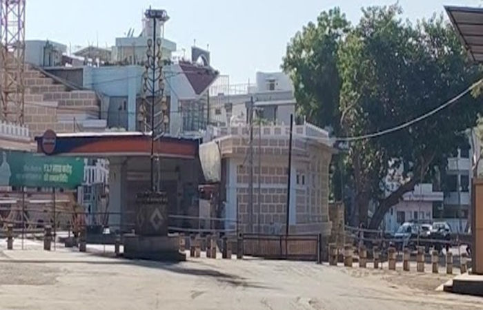જામનગરમાં તળાવની પાળ પર મંદિરોનો માર્ગ બંધ થતા ભક્તોને થઇ હાલાકી