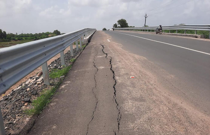 લીંબડીના શિયાણી નજીક ભોગવો નદી પરના પુલ પર ગેરરીતિના ગાબડાં પડયા