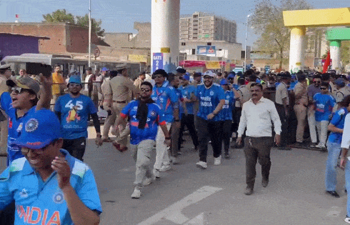 VIDEO: અમદાવાદમાં ક્રિકેટ ફીવર, સ્ટેડિયમમાં ભારત-સાઉથ આફ્રિકાનો જંગ જોવા ફેન્સ ઉમટ્યાં