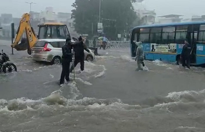 Gujarat Rain: સાબરકાંઠાના વડાલીમાં બારે મેઘ ખાંગા, 24 કલાકમાં 12 ઈંચ વરસાદથી જળબંબાકાર