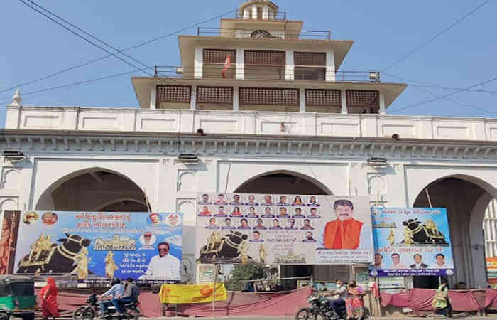 વડોદરા: ઐતિહાસિક ઈમારતોની ચારે બાજુ ગેરકાયદે હોર્ડિંગ્સનો જમાવડો