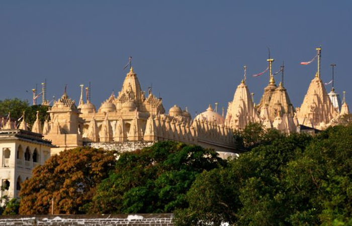 પાલિતાણામાં પ્રભુ આદિનાથના પ્રાચીન ચરણ પાદુકાને ખંડિત કરાતા જૈનોમાં રોષ