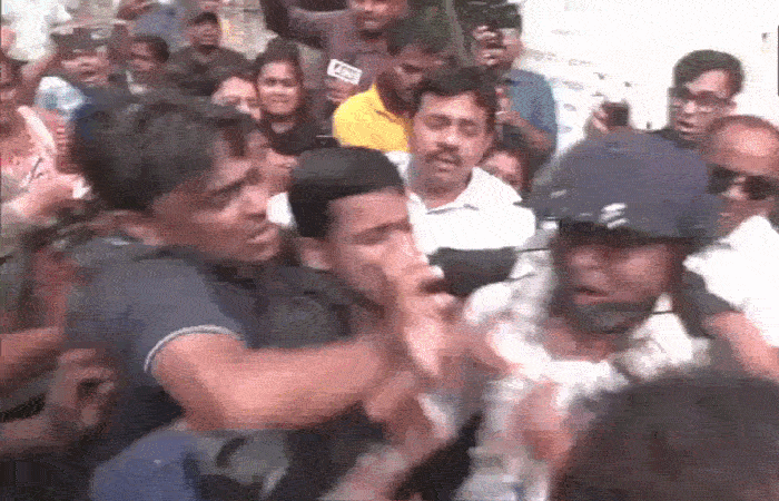 VIDEO : મમતાના ભત્રીજા અભિષેક બેનરજી પર હુમલો... કપડા ફાડ્યા, પત્થર ફેંક્યા, હેલમેટ પહેરીને બચાવ્યો જીવ