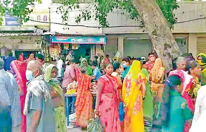 થાનગઢની બજારોમાં સોશિયલ ડિસ્ન્સના લીરેલીરા ઉડયા : કોરોનાને મોકળું મેદાન