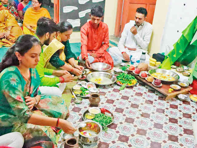 છેલ્લા 15 વર્ષથી સત્યનારાયણની કથા કરીને નવુ સત્ર શરૂ કરવાની પરંપરા