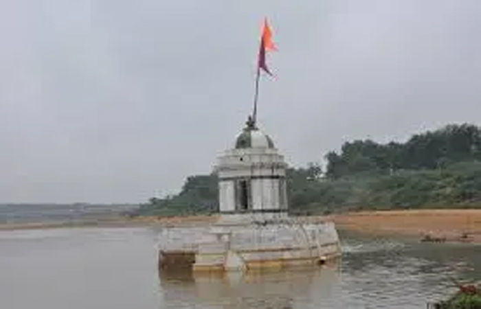 વાત્રકના કિનારે 10 મેટ્રિક ટન જોખમી કચરો ખાડો ખોદીને નિકાલ કરતા ફરિયાદ