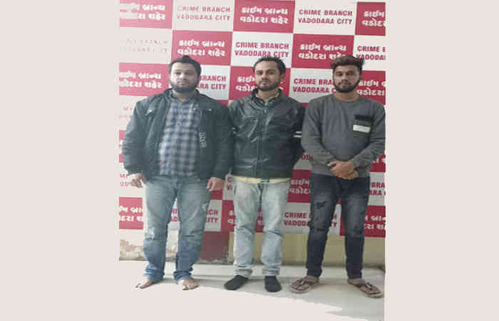 વડોદરા જેલમાં લાકડા કાપનારે સીમકાર્ડ સાથેનો મોબાઈલ કેદીને આપ્યો, 3ની ધરપકડ