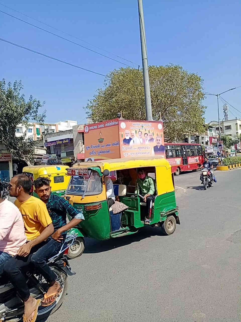 નિકોલમાં મોટા હોર્ડીંગ્સ મુકી સરદાર પટેલની પ્રતિમાને ઢાંકી દેવાતા રહીશોમાં રોષ