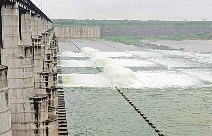 ગાંધીનગર સંત સરોવરના છ દરવાજા ખોલી ૧૩ હજાર ક્યુસેક પાણી છોડાયું