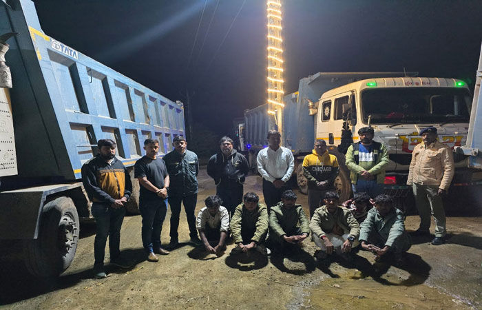 લાખણકા પાસે ગેરકાયદે રેતી વહન કરતા ઓવરલોડ 8 ડમ્પર પકડાયા
